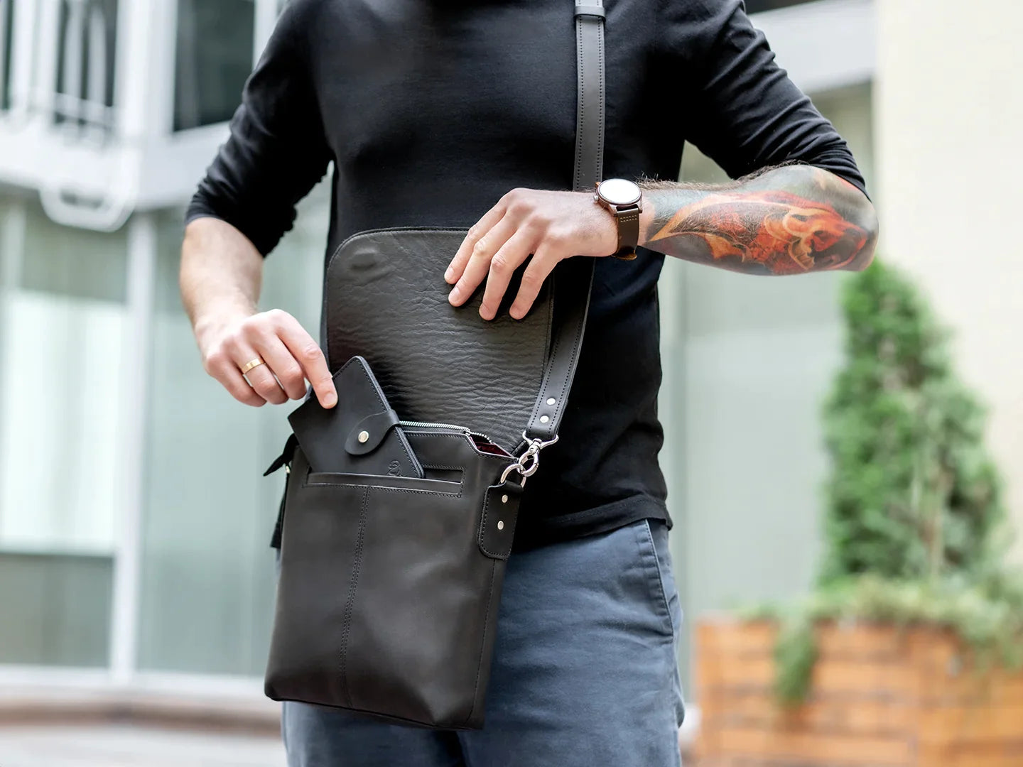 Grip – Leather Flap Over Shoulder Bag for Men, Black